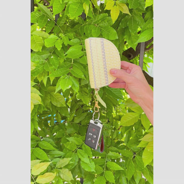 Vegan leather zipper pull.&nbsp; Powder grey, citrus and pink plaid interior.